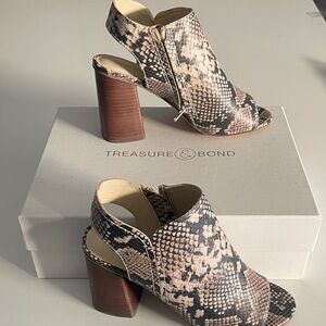 New Black and Tan Snakeskin Pattern Heels
Size 9-1/2M